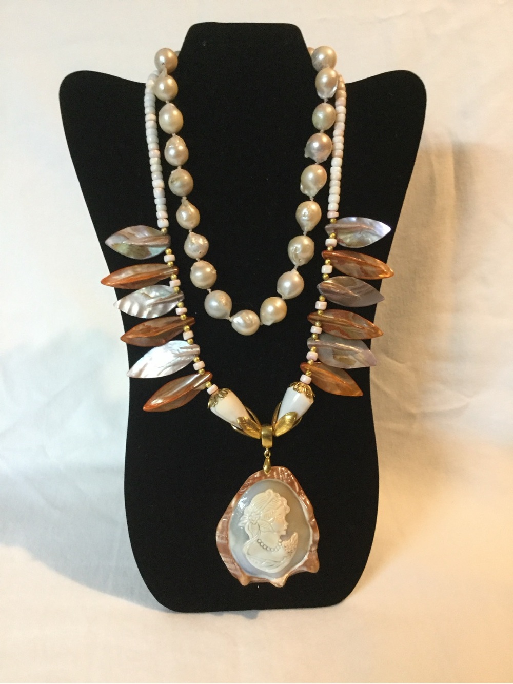 Cameo Pendant Pearl Necklace in Cream and Brown